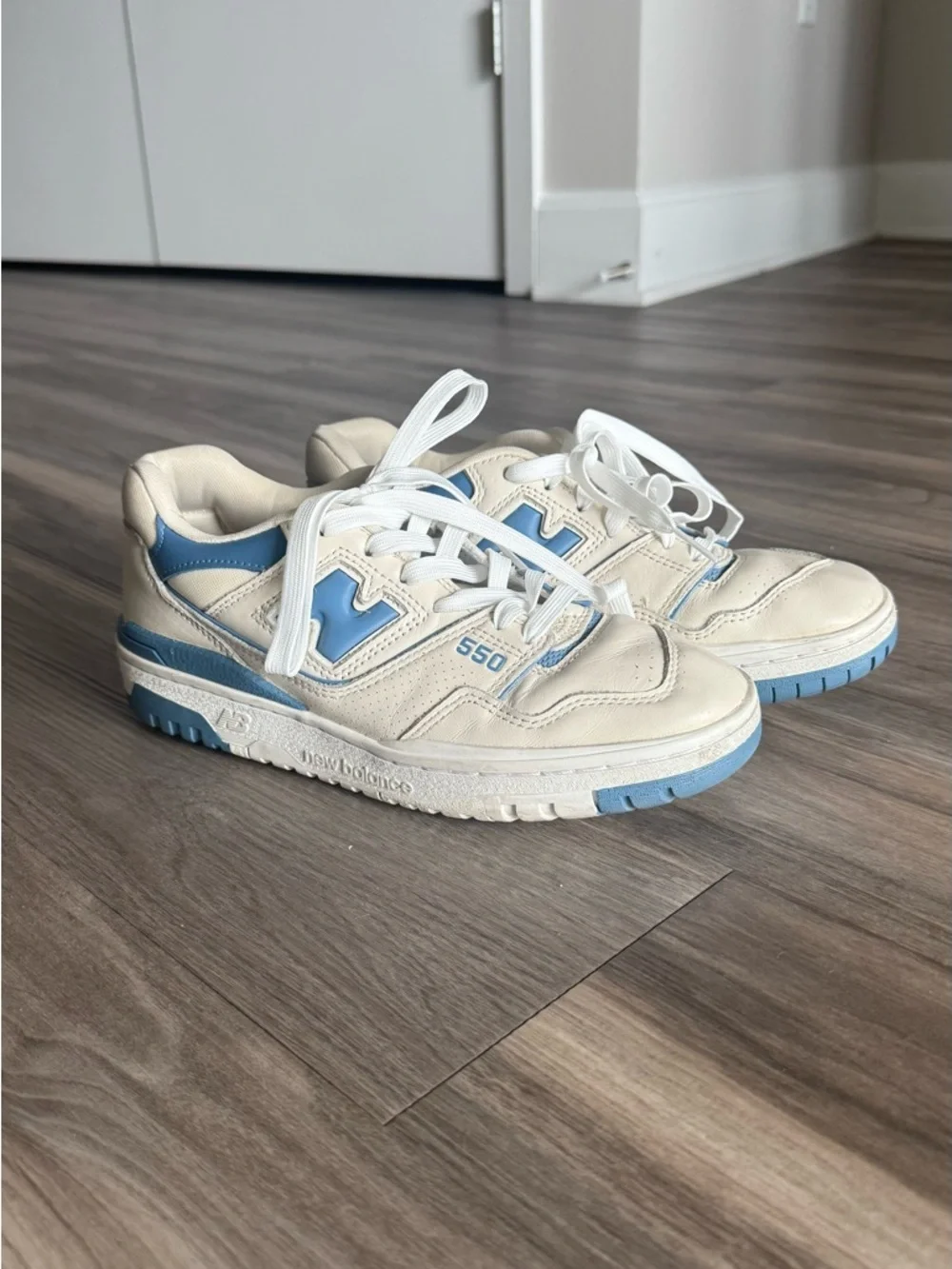 New Balance 550 Sneaker in White & Light Blue - Picture 2 of 5